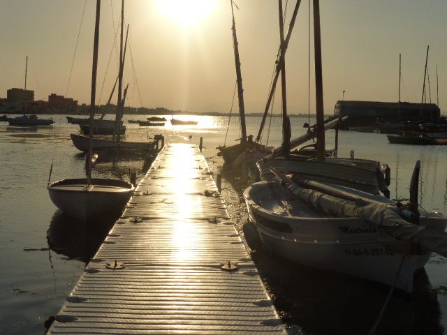 pantalán de veleros en el puerto de Los Nietos.