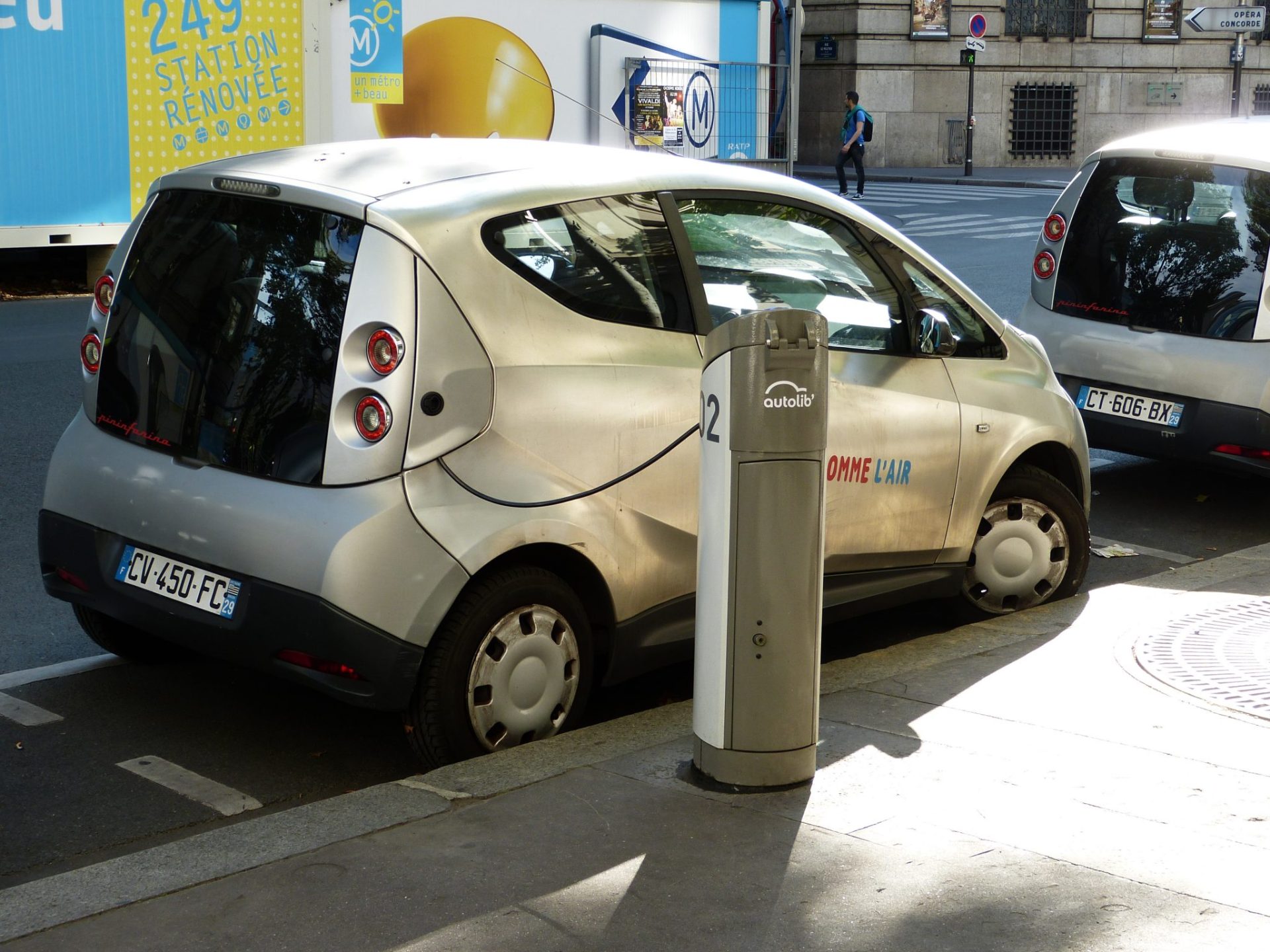 Vehículo eléctrico en las calles de París. #FotoLarena para @efeverde