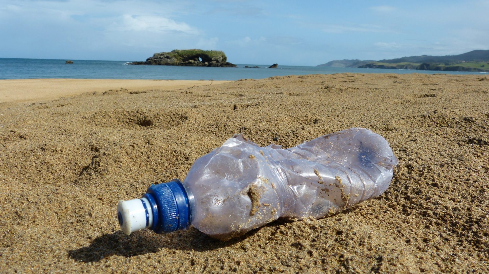 Botella de plástico en la Playa de Isla, Asturias. #FotoLarena para EFEverde. Marzo 2017