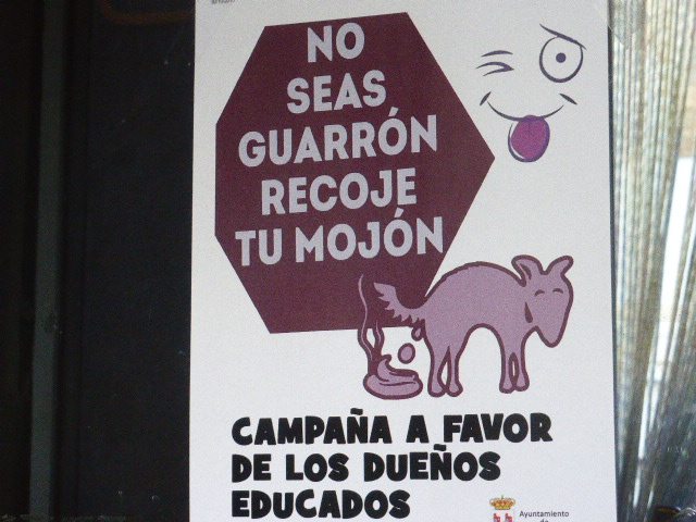 Cartel dedicado a los dueños de los perros que no recogen los excrementos de sus mascotas en Molinicos (Albacete).