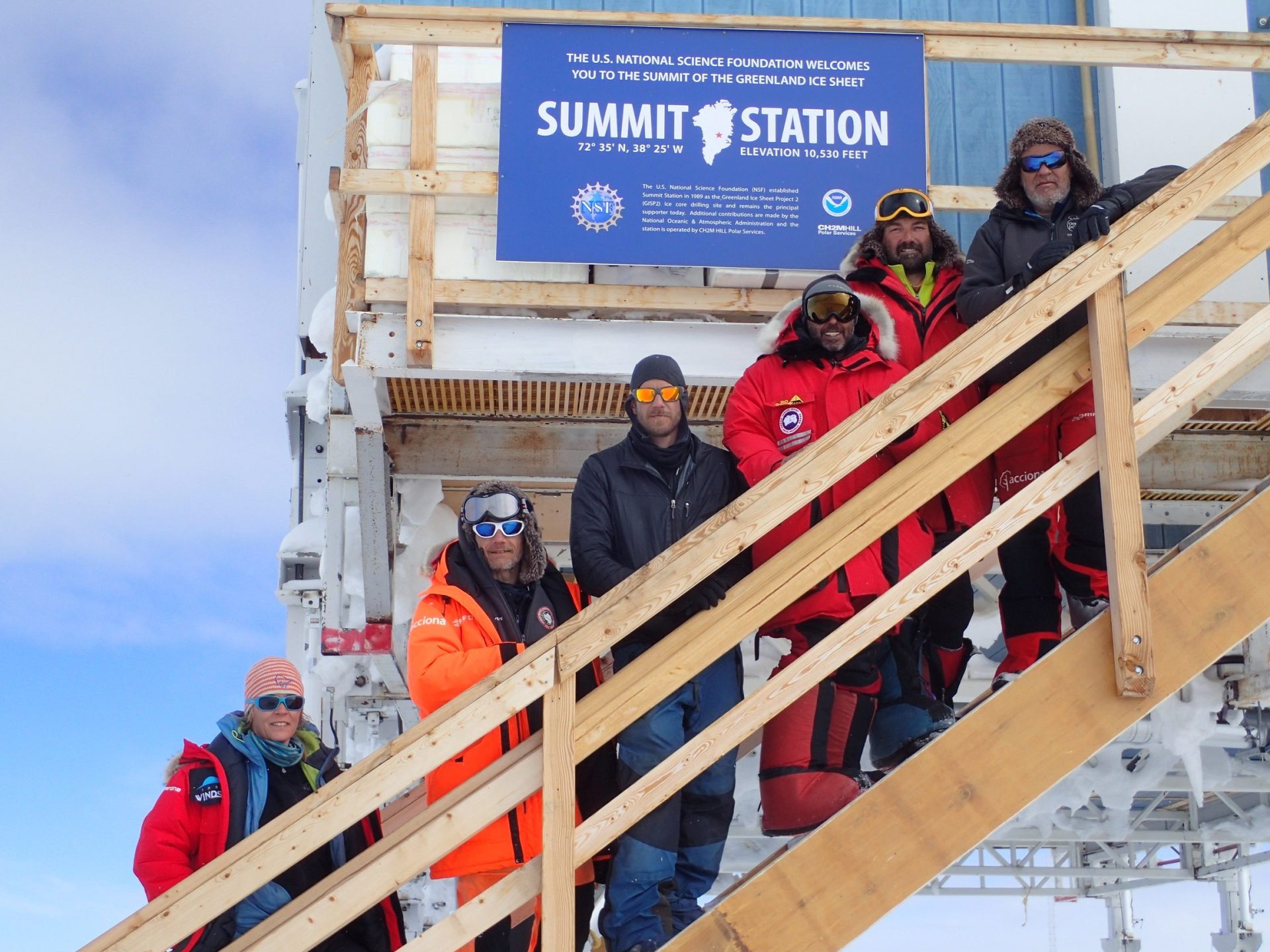 El equipo del Trineo de Vientoen la base científica Summit Camp, con el equipo al completo