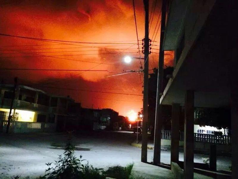 CIUDAD MADERO (MÉXICO) 23/07/2014.- Vista general hoy, miércoles 23 de julio de 2014, del incendio en un tanque de almacenamiento de la refinería de Ciudad Madero, en el sur del estado de Tamaulipas, en el hasta el momento se reportan 9 lesionados. "Realizamos labores de control y extinción del incendio suscitado en un tanque de almacenamiento de gasolina en la refinería de Ciudad Madero", señaló Pemex en su cuenta de la red social de Twitter, e indicó que de inmediato se activó el Plan Interno de Respuesta a Emergencias de esa refinería ubicada en la costa del Golfo de México. EFE/STR