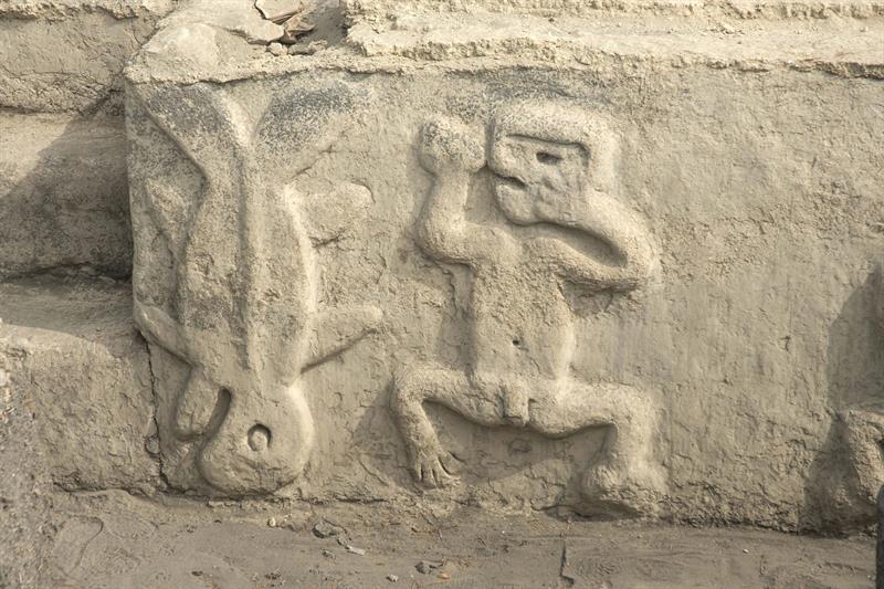 LIMA (PERÚ)- Fotografía cedida por el Proyecto Arqueológico de Caral que muestra unos frisos con altorrelieves de figuras humanas pertenecientes a un templo de ceremonias religiosas construido en la última etapa de formación de la cultura Caral, que habitó los valles del norte de la región de Lima y otras regiones andinas entre el año 3000 y 1800 a.C. Los investigadores de la zona arqueológica de Vichama, en la costa de Perú, hallaron los vestigios que revelarían una gran sequía a la que sobrevivió la cultura Caral, considerada la civilización más antigua de América.EFE/Proyecto Arqueológico de Caral
