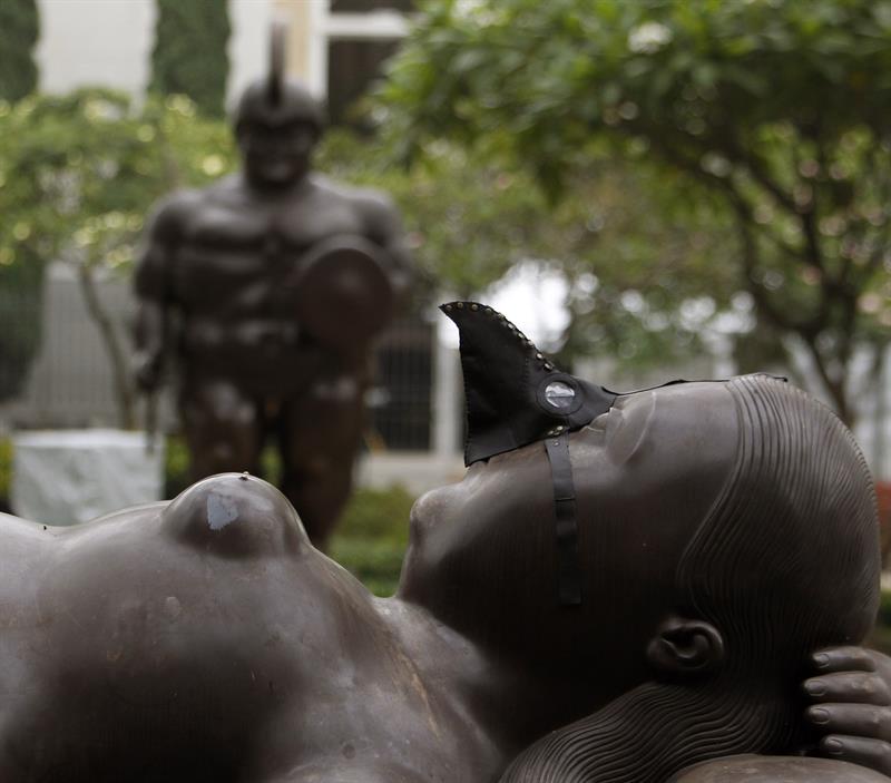 Máscaras peste negra protegen esculturas de Botero de la contaminación.EFE/Luis Eduardo Noriega