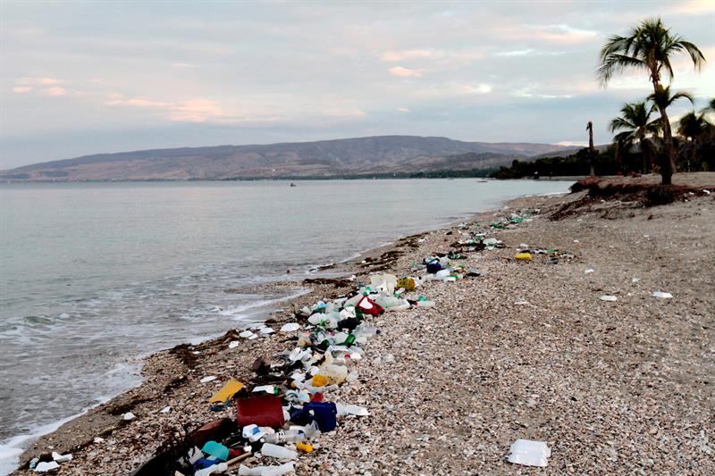 WASHINGTON (DC, EE.UU.), 12/02/2015.- Fotografía cedida por la Universidad de Georgia que muestra desperdicios de plástico en una playa de Haití. Los océanos reciben anualmente una media de 8 millones de toneladas de plástico, según un estudio divulgado hoy en el que se insta a la comunidad internacional a tomar medidas para mejorar la recogida y procesamiento de los desperdicios plásticos. EFE/Timothy Townsend