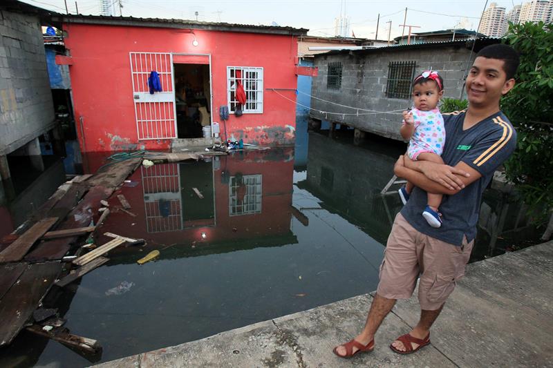 Inundación en el barrio de Boca La Caja, en Ciudad de Panamá. 