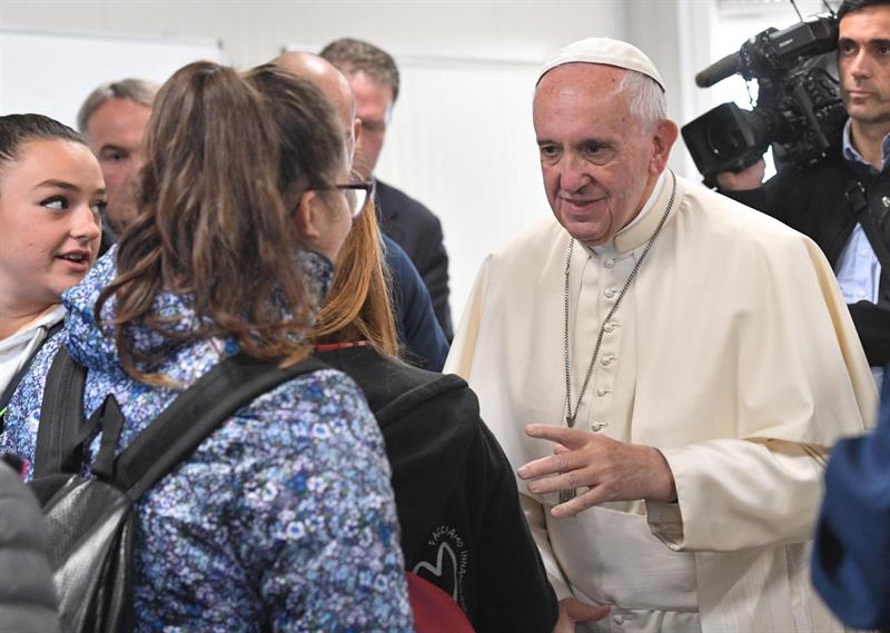 El papa Francisco saluda a unos estudiantes durante su visita a los supervivientes por el terremoto en Amatrice, Italia. 