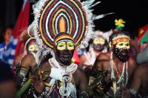 Bailarines tradicionales en la apertura oficial del Foro de las Islas del Pacífico en Puerto Moresby (Papúa Nueva Guinea). EFE