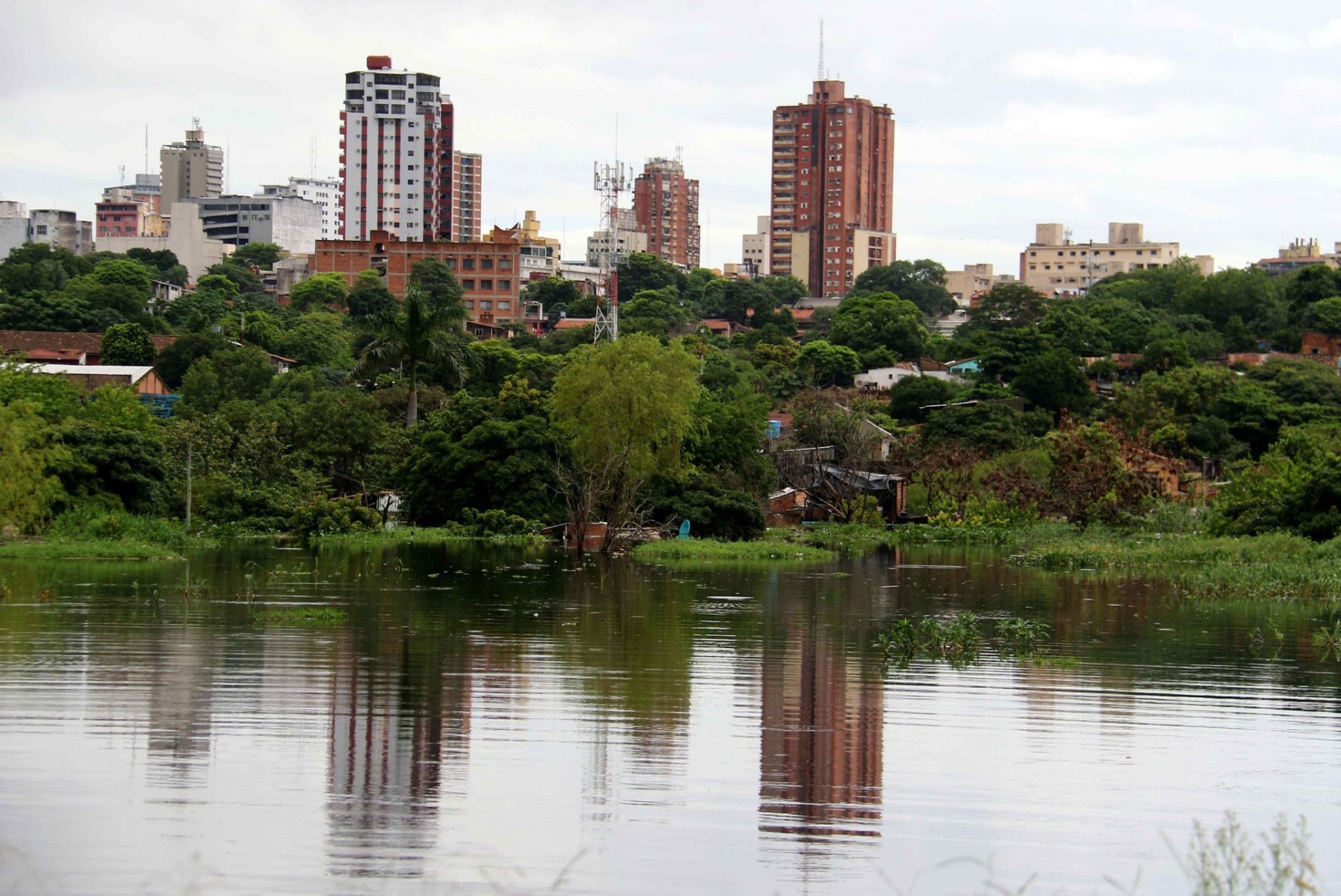 Vista de una parte de la costanera inundada en un barrio de Asunción (Paraguay), el 9 de junio de 2014