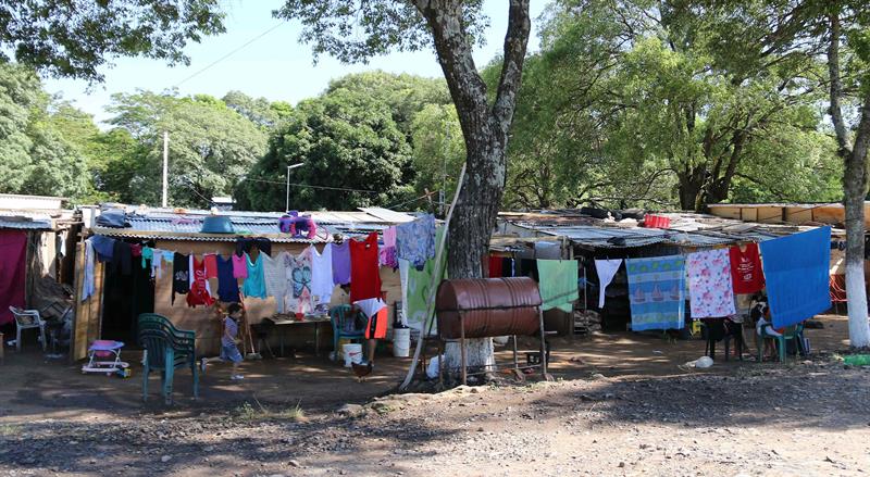 Poblado de evacuados de sus viviednas anegadas por las inundaciones del río en Asunción. 