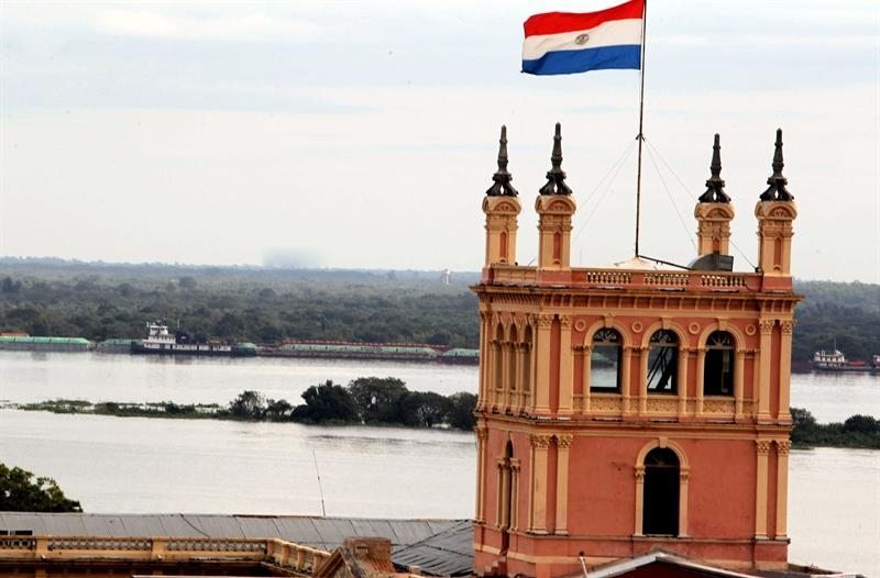 Vista de la crecida del río Paraguay y la bahía de Asunción.  