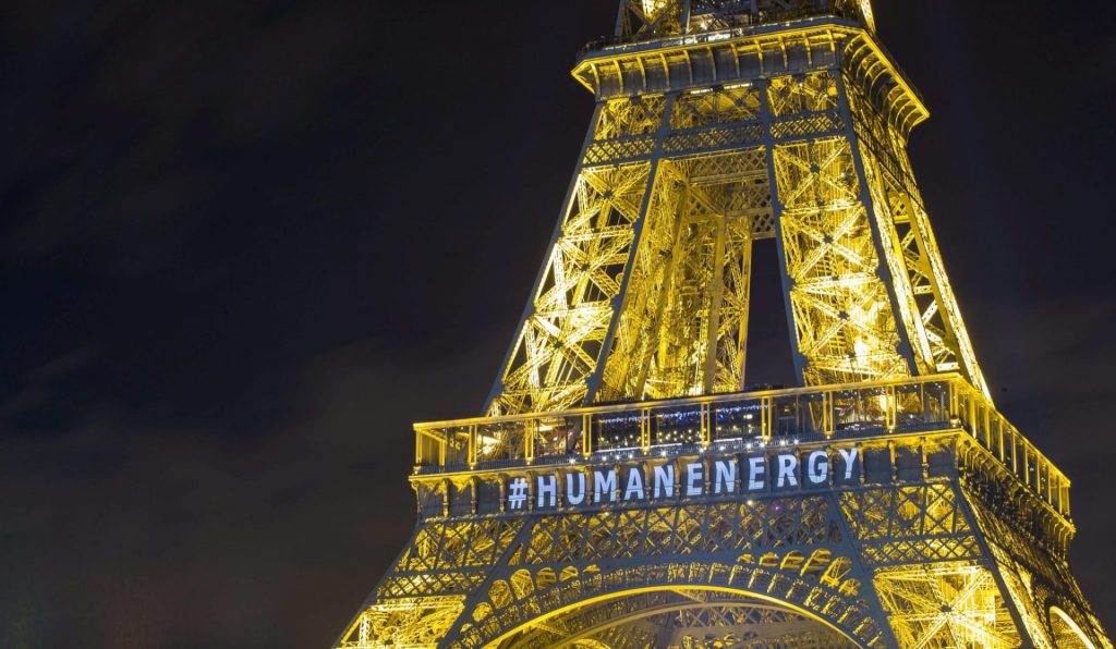Mensaje relativo a la COP21 de París sobre la Torre Eiffel.