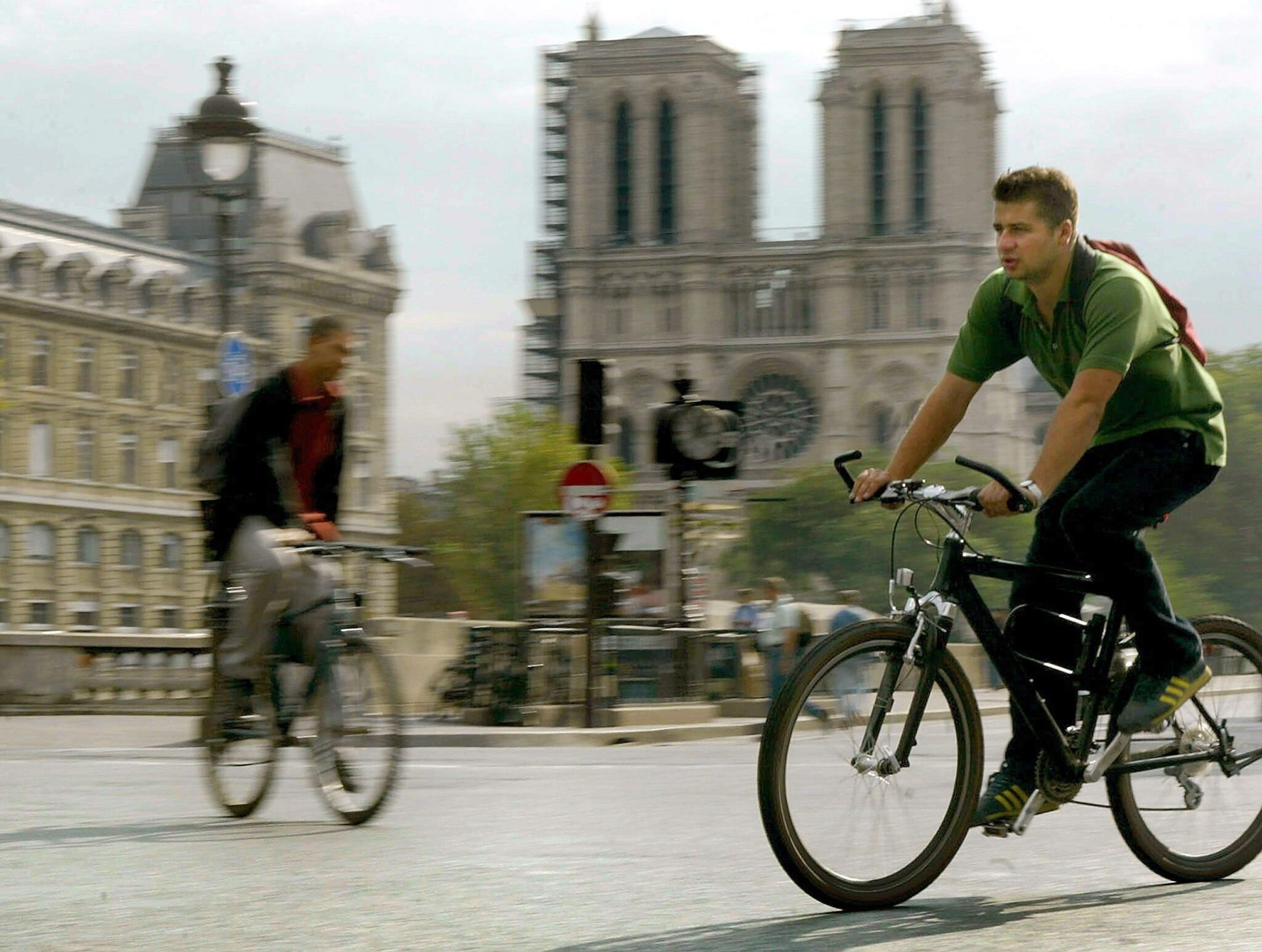 Usuarios de bicicletas frente a Notre Dame (París). EFEverde, noticias medioambientales y última hora ecológica