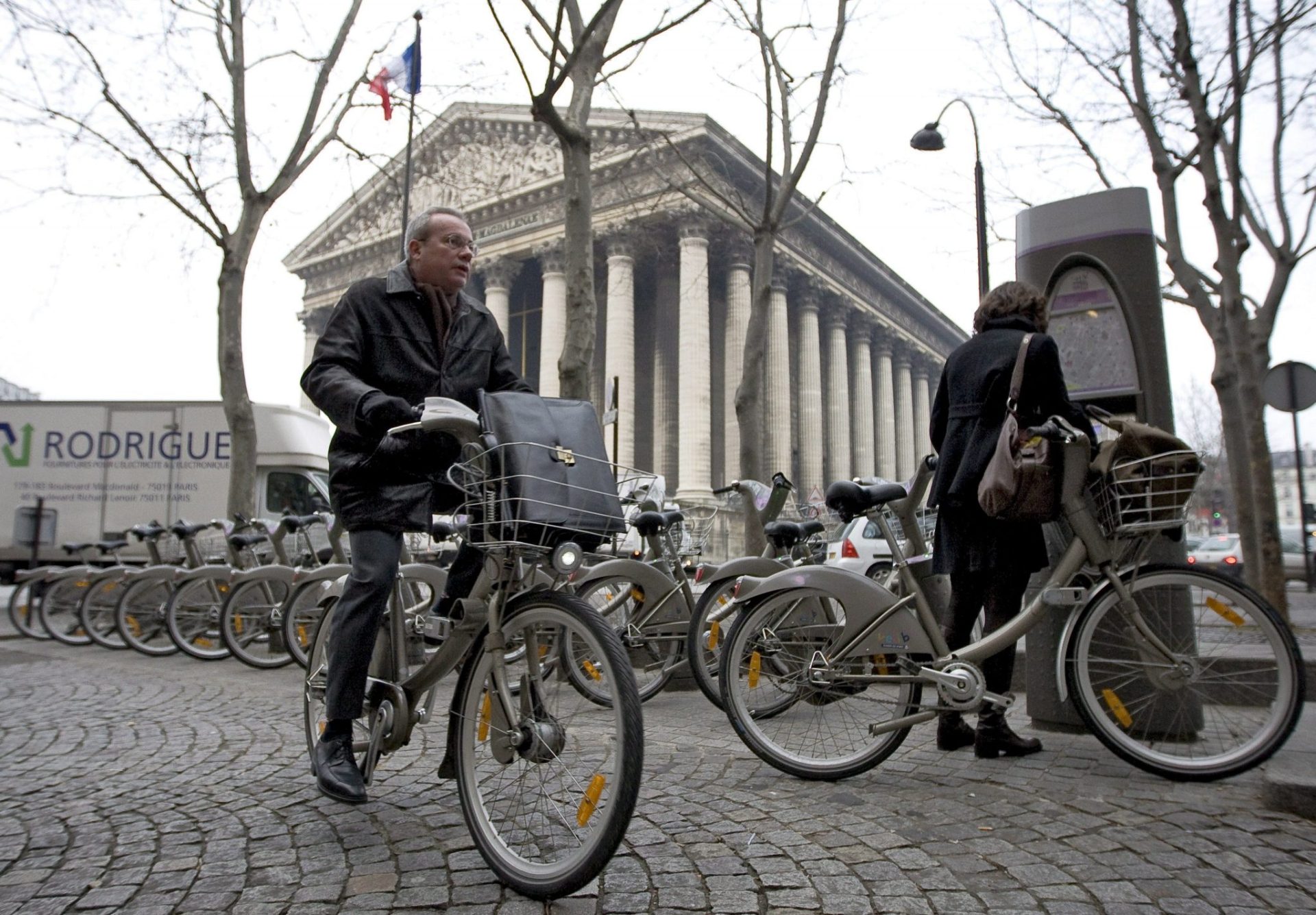 Dos ciclistas ante el Panteón parisino.