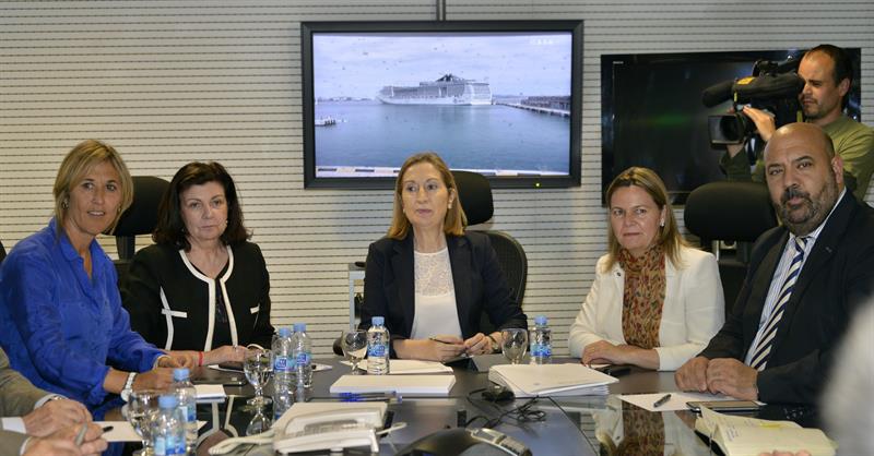 La ministra pastor en la reunión de coordinación del ferry "Sorrento". 