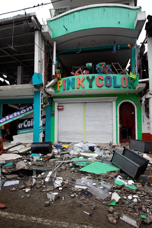 Restos de edificios tras el terremoto de Pedernales. 