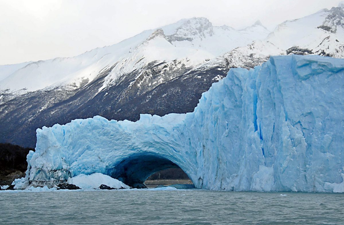 túnel abierto por la presión del agua, en el dique natural formado en el glaciar Perito Moreno