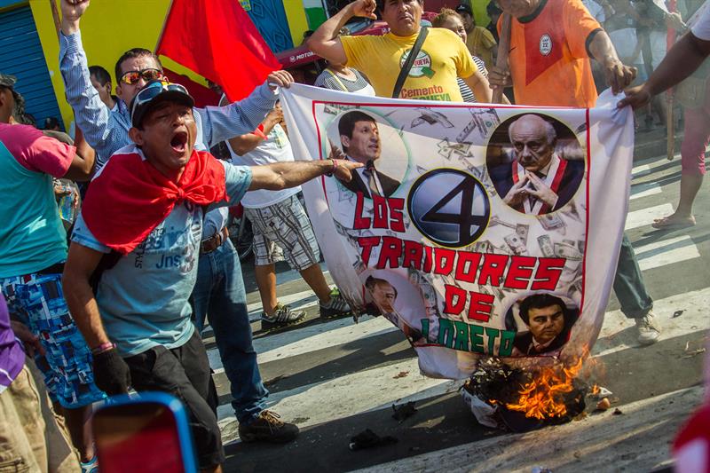 Manifestantes contra la explotación privada de crudo en iquitos. 