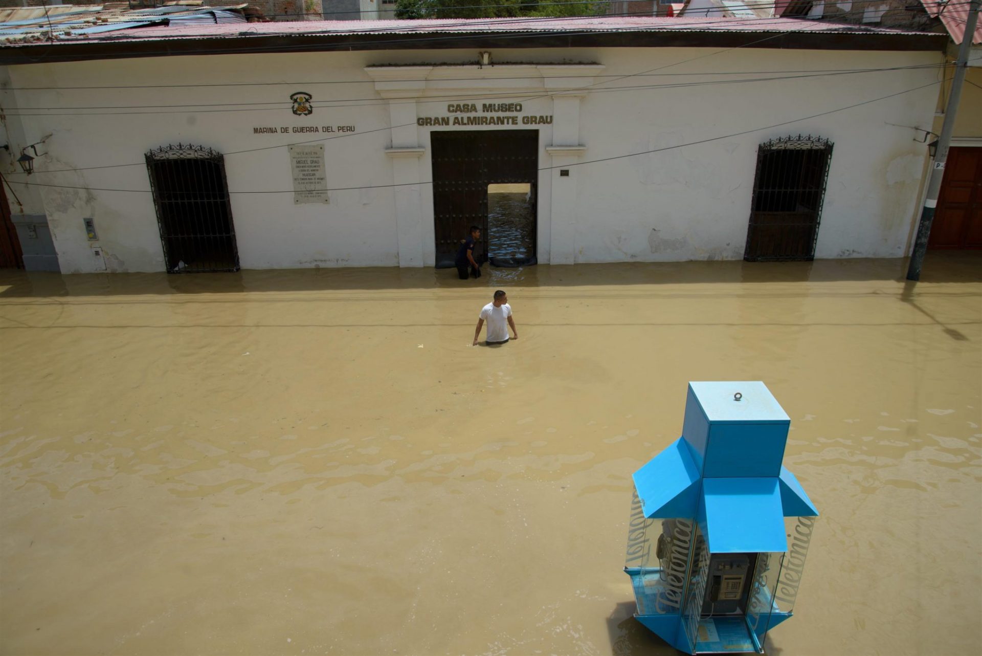 La inundación provocada por el río Piura en el centro histórico de Piura.