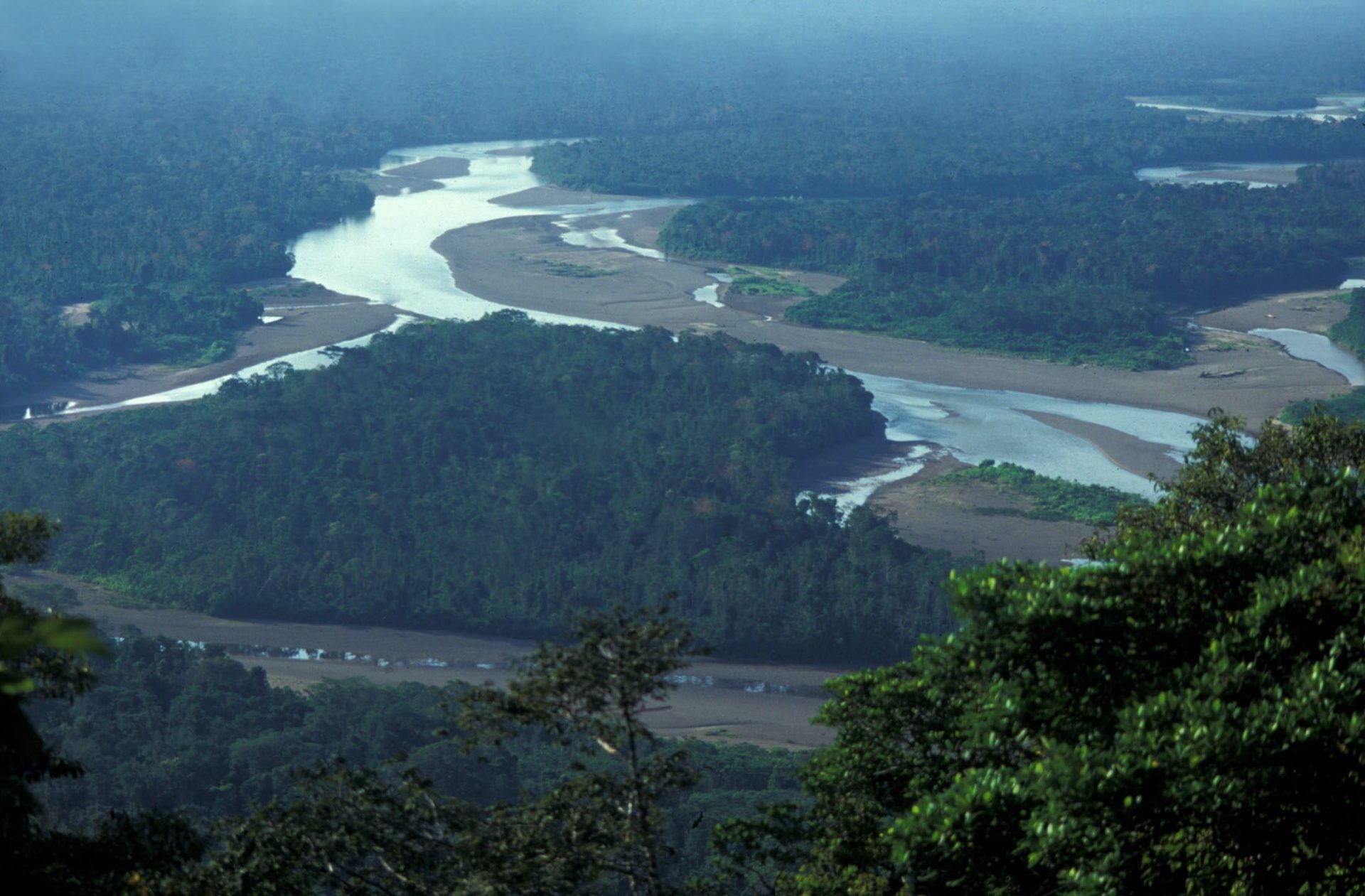 Vista panorámica del río Tambopata en el Parque Nacional Bahuaja-Sonene