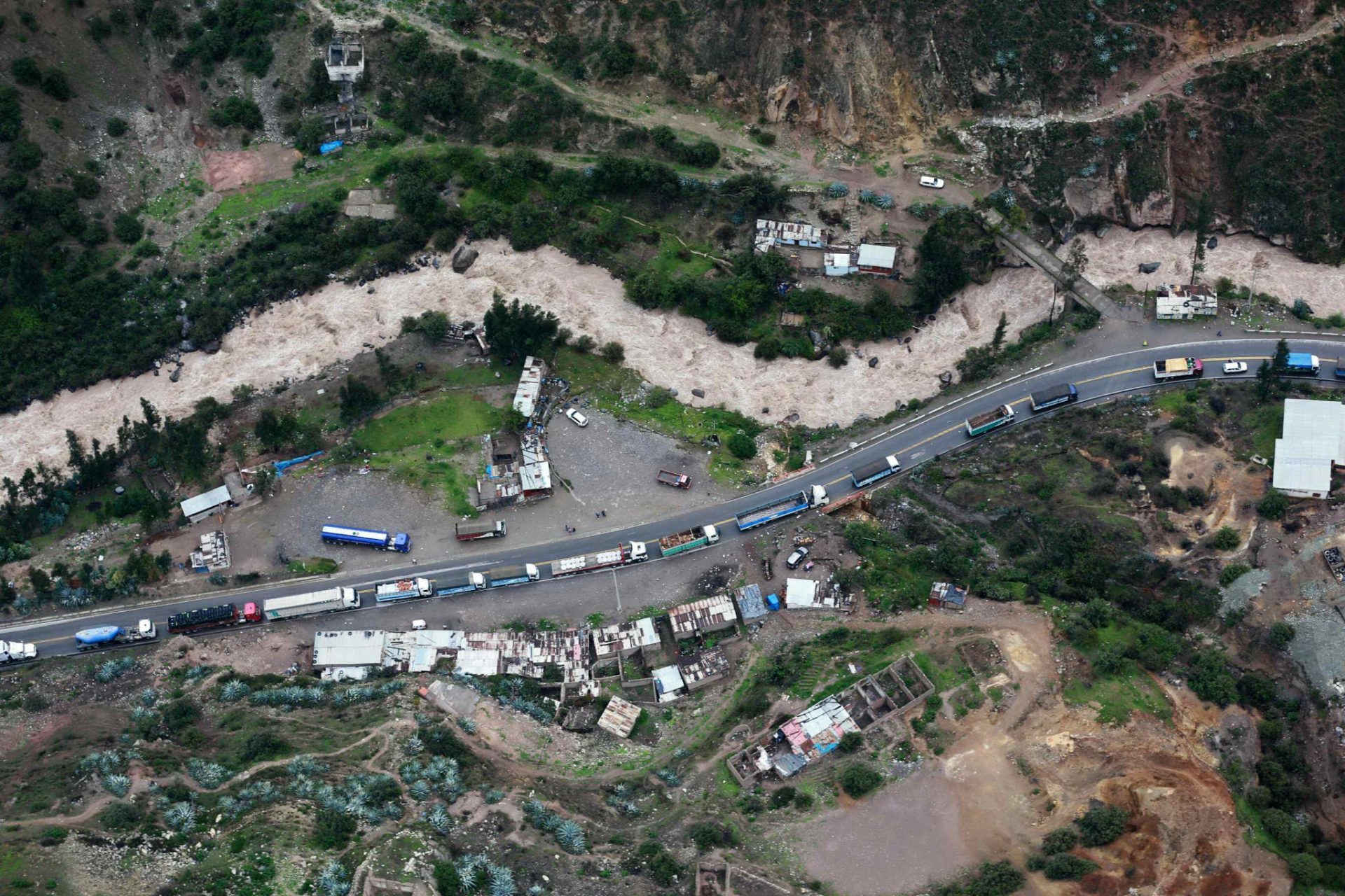 Las lluvias de El Niño dejan en Perú 200 km de carreteras cortadas.