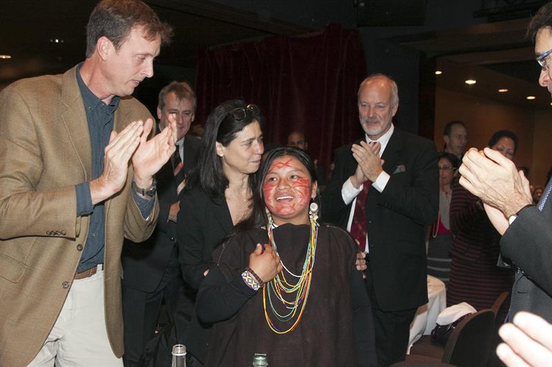 la indígena peruana Diana Ríos recibe el premio de la Fundación Soros