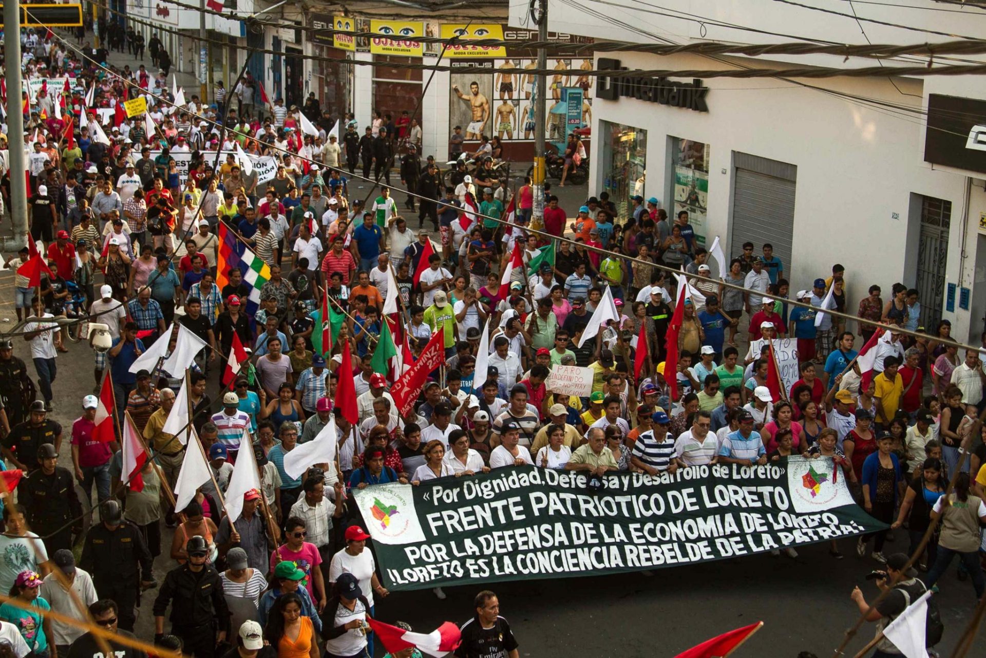 Manifestantes en Iquitos contra la explotación privada de crudo en la región.