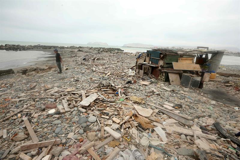 Restos de maderas que el mar expulsa a la  playa de Carpayo, en el Callao. 