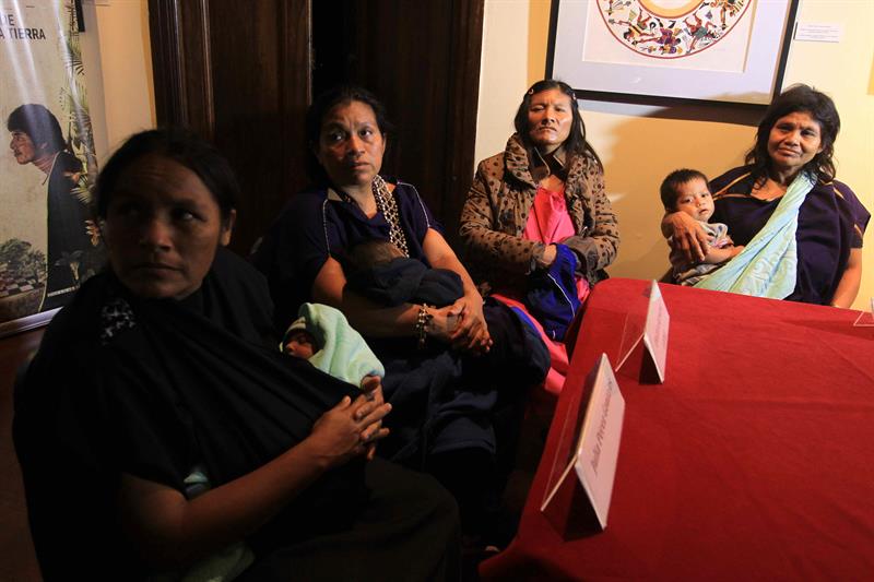 Las viudas de los cuatro indígenas asesinados por taladores ilegales de madera.