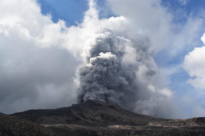 Columna de cenizas del volcán Ubinas (Perú).