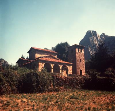 Iglesia de Santa María de Lebeña (año 925), considerada una de las joyas del arte mozárabe en España, ubicada en el municipio de Cillorigo de Liébana. 