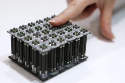 Una unidad de células de combustible microtubulares para uso móvil que genera 200 vatios de electricidad.