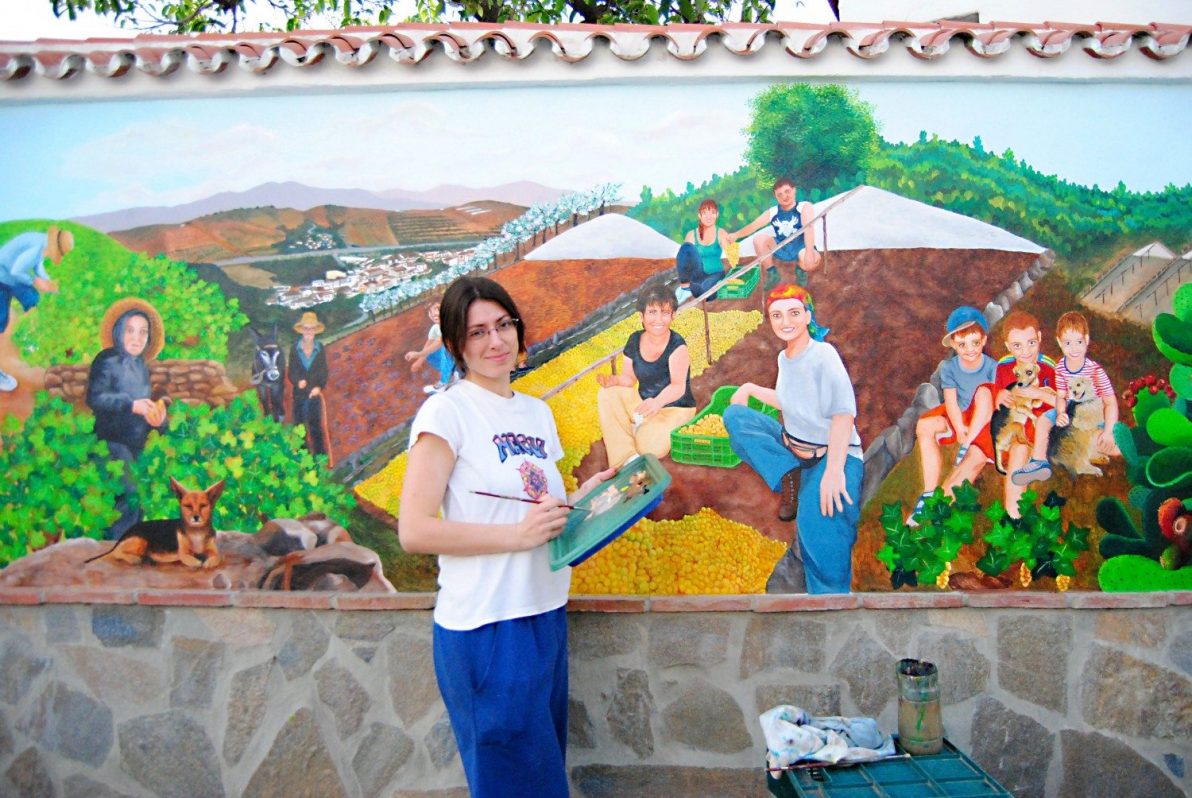 Fernández en plena elaboración del mural "Mi tierra, mis raíces". EFE/Inmaculada Fernández 