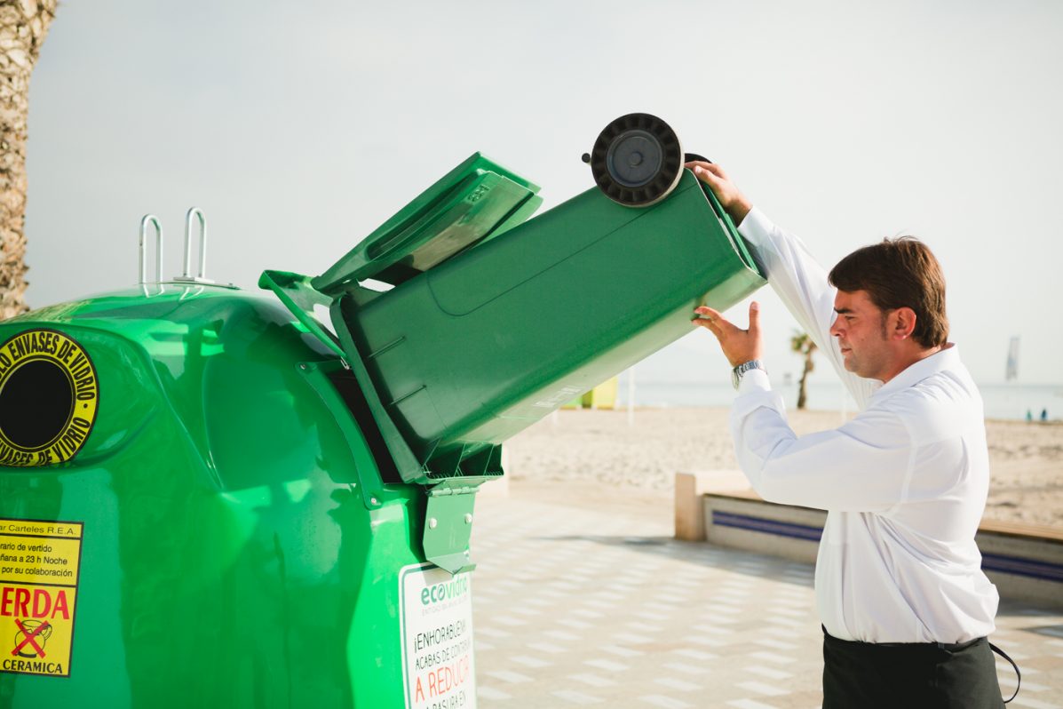 Imagen promocional de la campaña 'Toma nota, recicla vidrio' cortesía de Ecovidrio.