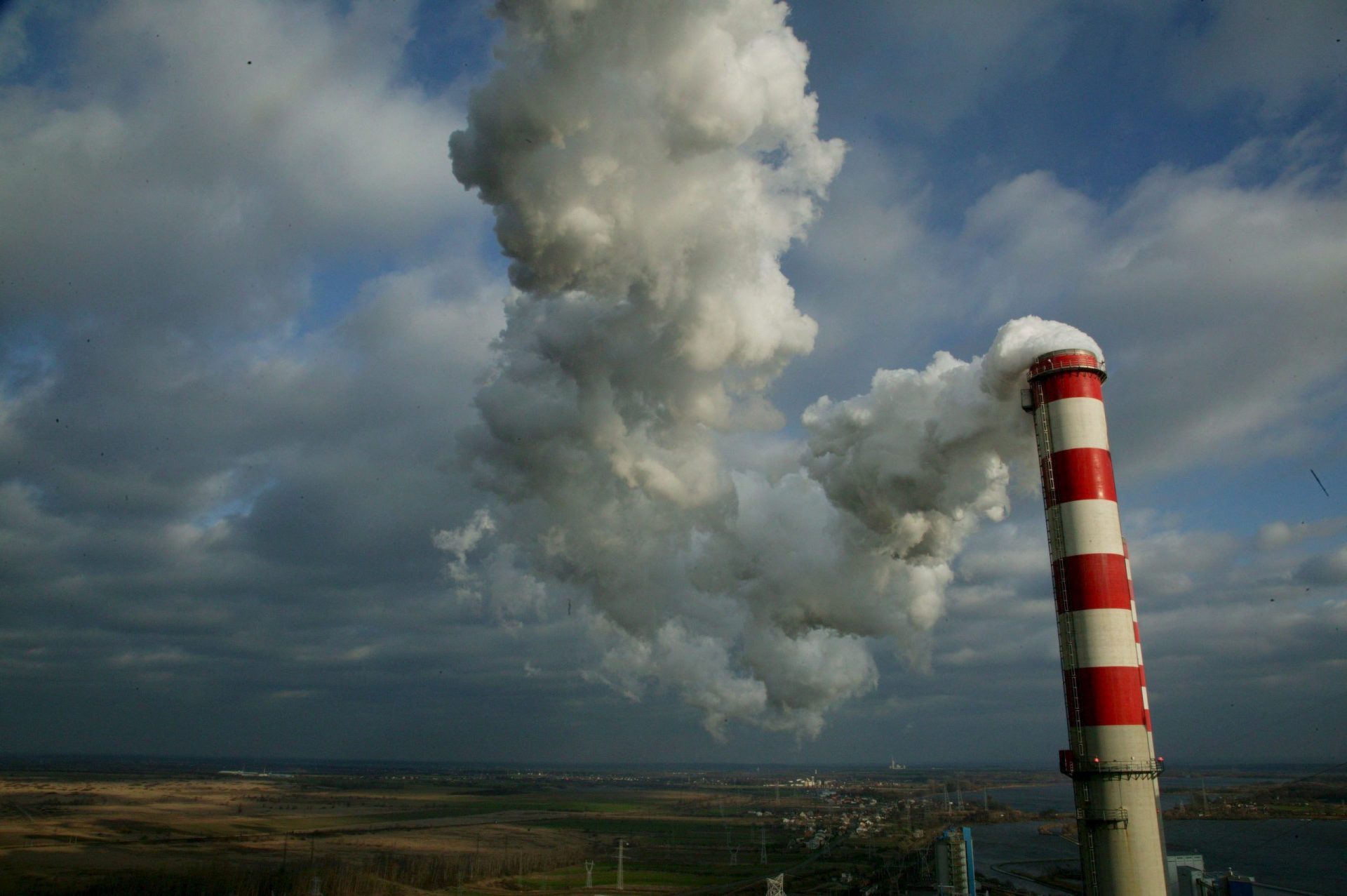 Foto de archivo, cedida por Greenpeace, de la chimenea de una planta de energía de carbón en Konin (Polonia).