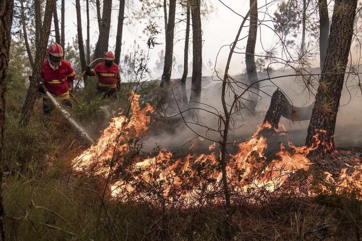 Otros 100 militares de la UME se unen a luchar contra el incendio de Castelo Branco (Portugal).
