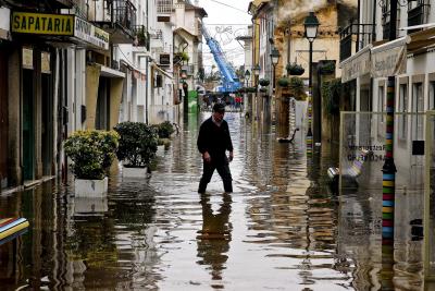 Un hombre camina en una calle inundada de Águeda (Portugal), tras la crecida del río del mismo nombre
