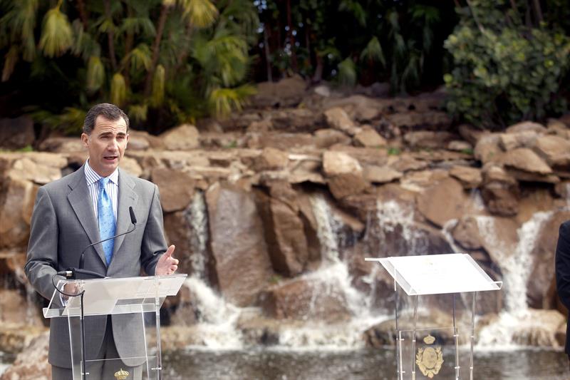 El príncipe Felipe inaugura el Palmetum, un antiguo vertedero urbano reconvertido en el jardín botánico que atesora la mayor colección de palmeras de Europa, en Santa Cruz de Tenerife.