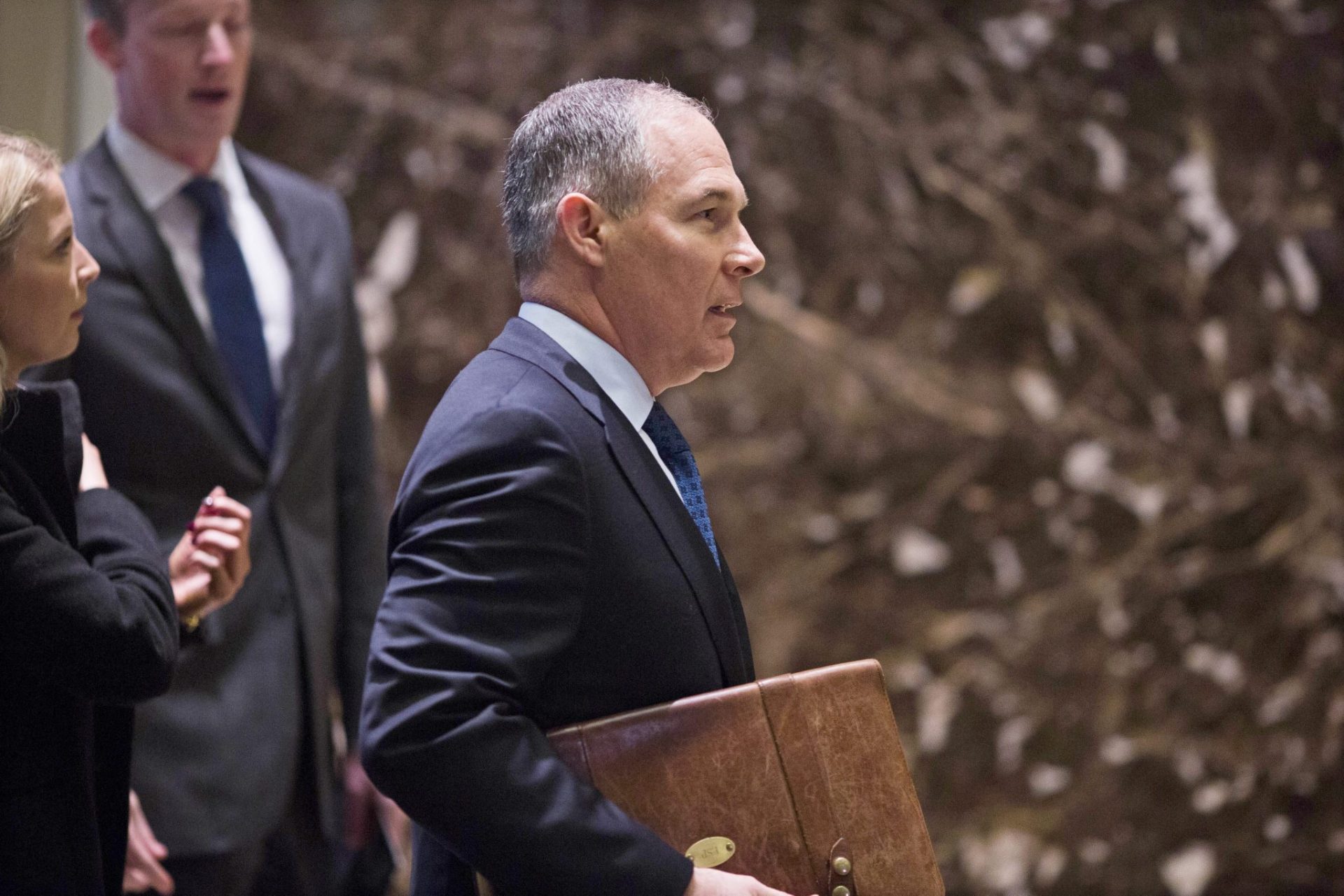 Revelan lazos del jefe de Medioambiente de EEUU con grupos petroleros.