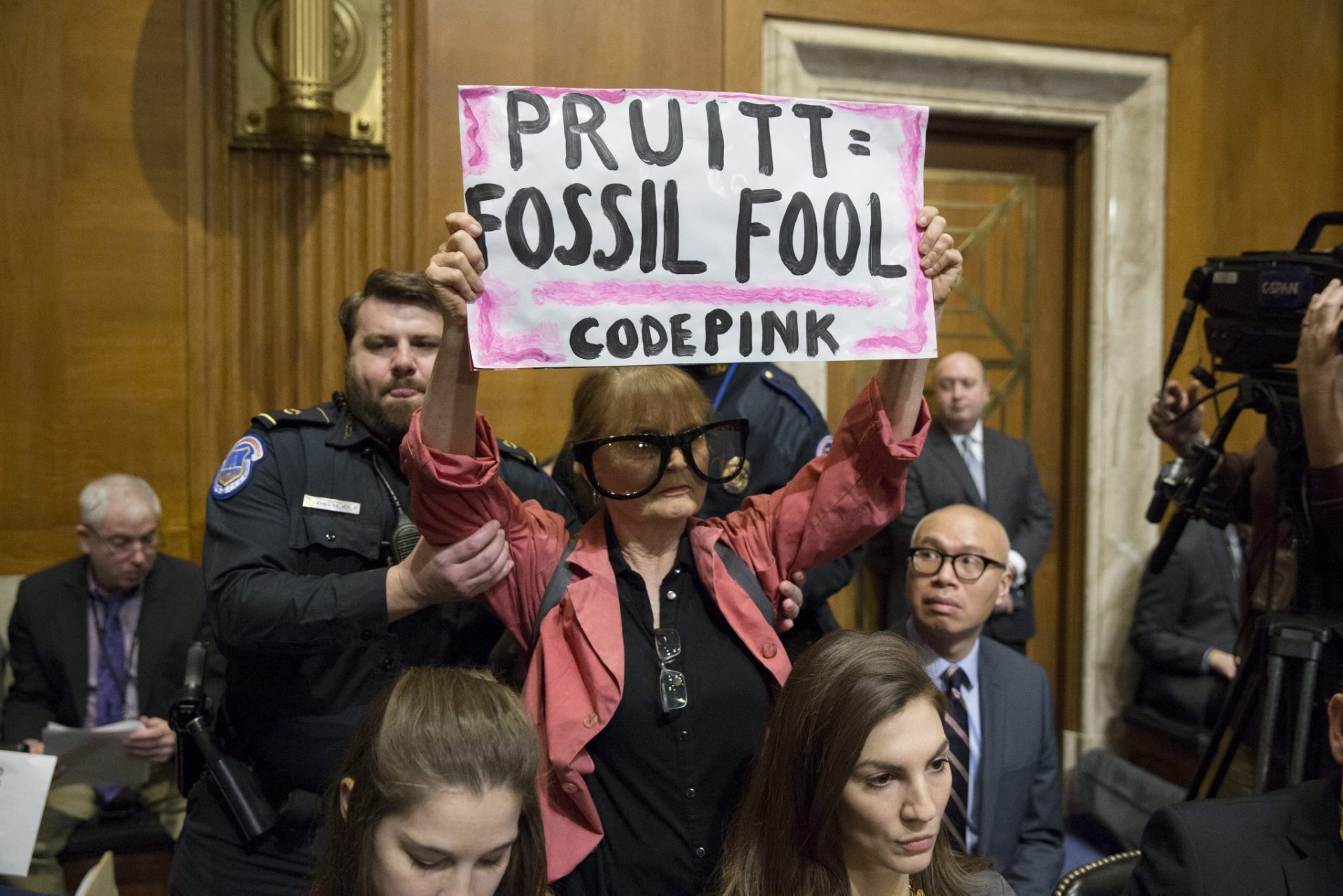 Protestas en el escrutinio de Pruitt nombnrado por Trump para la Agencia de Protección Medioambiental (EPA).