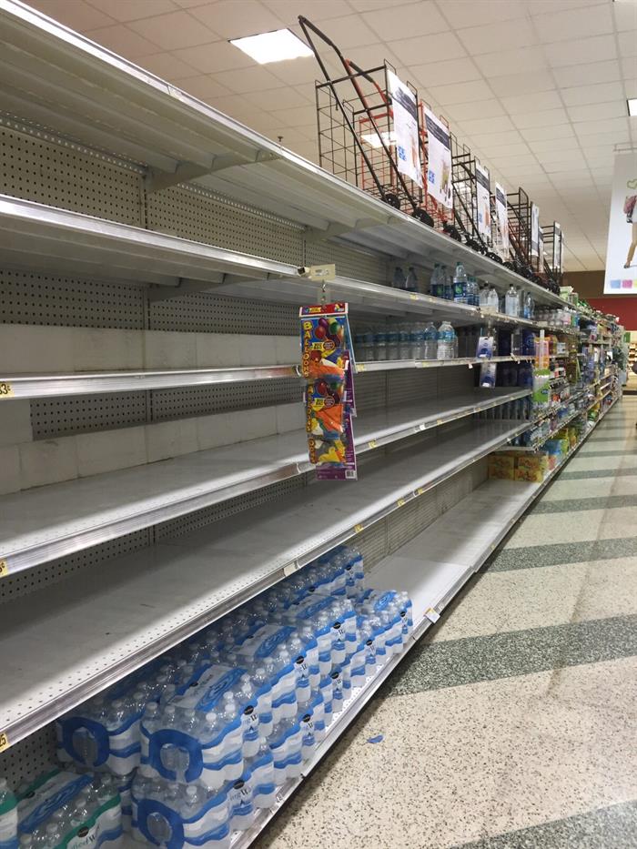 Estanterías vacias en un supermercado de Miamia ante la llegada de la tormenta tropical ERika.