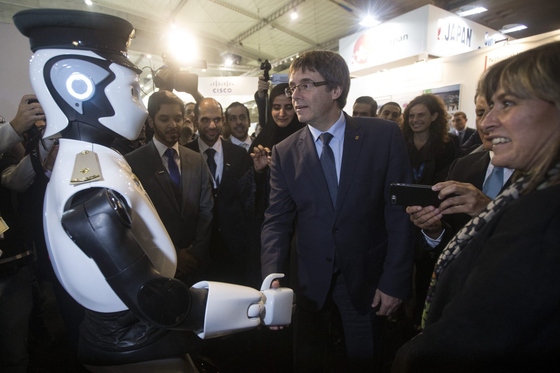 El presidente de la Generalitat, Carles Puigdemont saluda a un robot en el Smart City Expo World Congress de Barcelona.