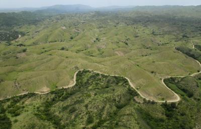 Vista aérea de la carretera Internacional Dominico-Haitiana, que sirve de frontera entre ambos países y en la cual se aprecia la deforestación en Haití (parte superior) y mayor presencia de vegetación en República Dominicana (parte inferior) en una foto de archivo.