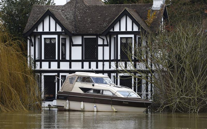 Un barco a la entrada de una casa en Old Winsor, a 32 kilómetros de Londres (Reino Unido)