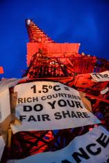 12/12/2015.- View of an Eiffel tower in Le Bourget site where people put posters with eucouragements sentences to support the the fight against climate change. The World Climate Change Conference 2015 (COP21) in Le Bourget, north of Paris, France, 12 December 2015. The 21st Conference of the Parties (COP21) was held in Paris from 30 November to 12 December. (Francia) EFE/EPA/CHRISTOPHE PETIT TESSON
