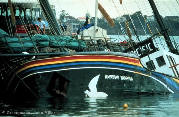 El Rainbow Warrior en el puerto de Auckland, tras el atentado