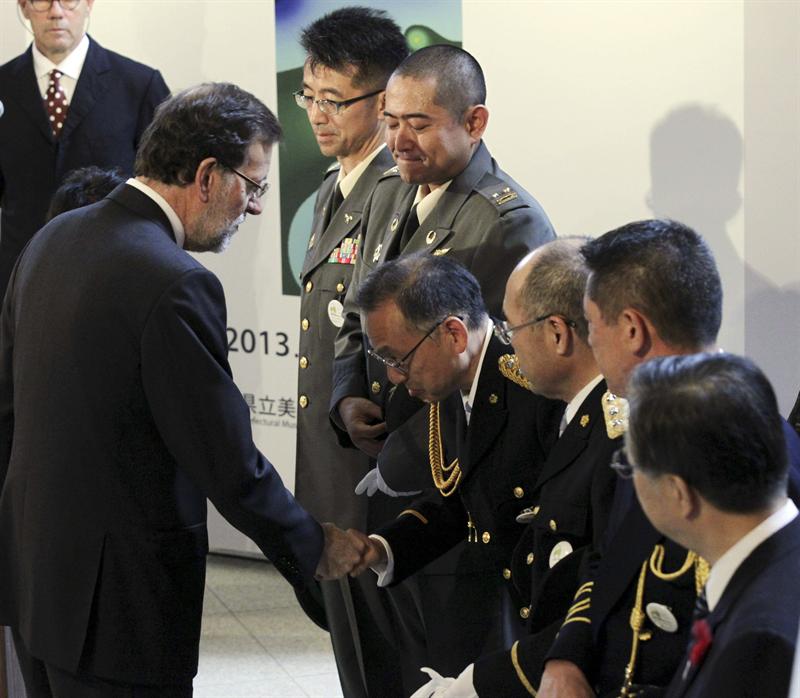 El presidente del Gobierno español, Mariano Rajoy (i), saluda a varios de los "héroes de Fukushima", el colectivo de integrantes de las fuerzas de seguridad y trabajadores de la central nuclear que arriesgaron su vida para intentar controlar las consecuencias de las fugas radiactivas. 