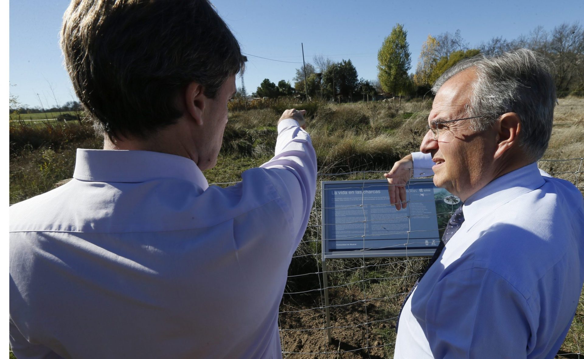 El vicepresidente de la Fundación Repsol, Ignacio Egea Krauel (d), conversa con el presidente de la Asociación Reforesta, Miguel Ángel Ortega Guerrero (i), con motivo de la presentación de los programas de voluntariado medioambiental de la Fundación Repsol, hoy en Soto del Real (Madrid). EFE/Fernando Alvarado