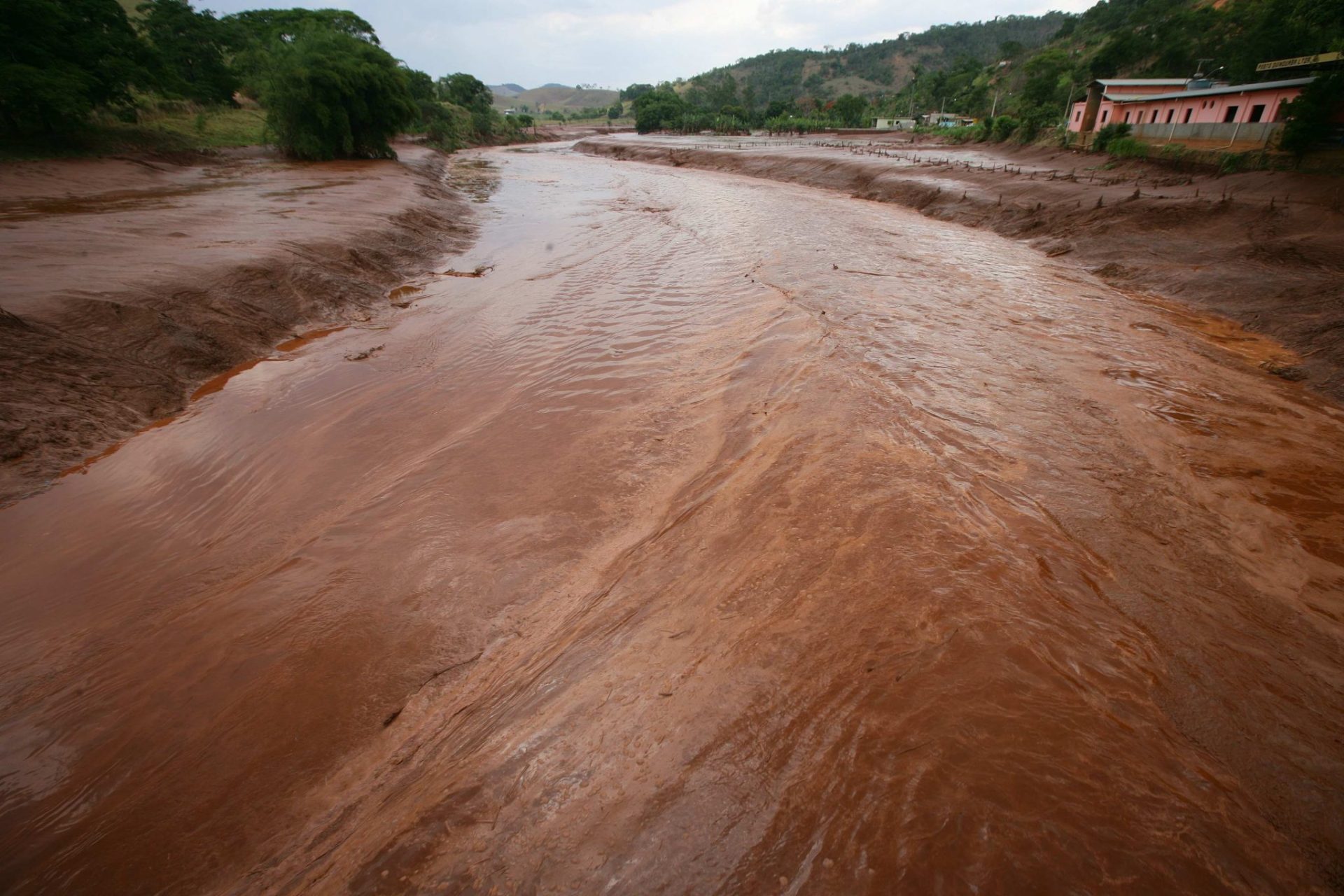 Roussef dice que se recuperará el río Doce y sus afluentes, como el Gualaxo do Sul.