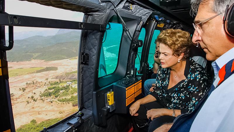 Dilma Rousseff sobrevolando la ciudad de Mariana, afectada por el accidente minero. 